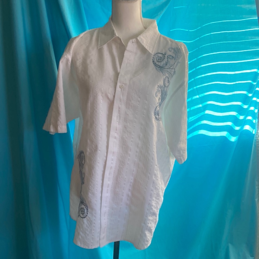 White men’s short sleeved embroidered shirt